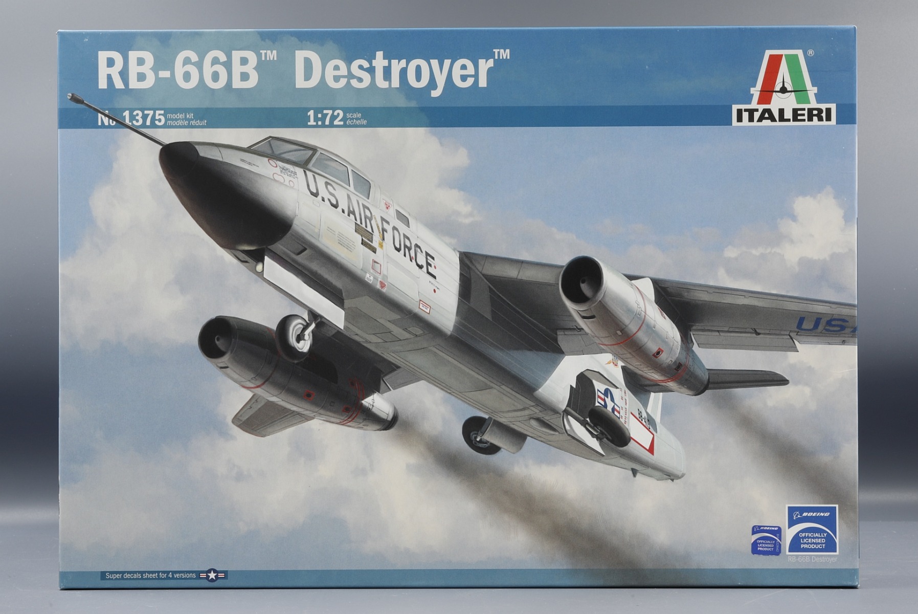 Italeri IT1375 Douglas RB-66B Destroyer, model kit