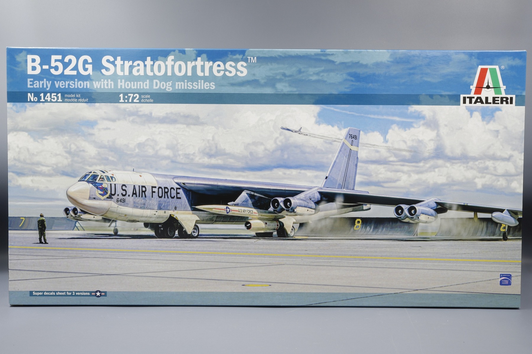Italeri IT1451 Boeing B-52G Stratofortress early version with Hound Dog missiles, model kit