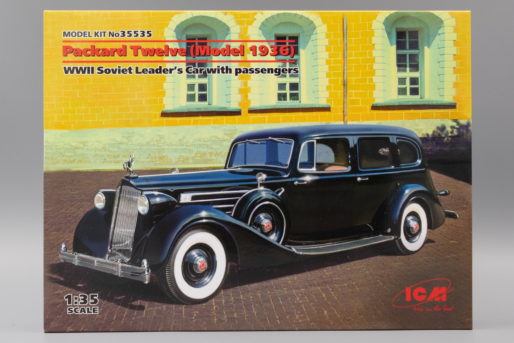 ICM35535 Packard Twelve (Model 1936) WWII Soviet Leader's Car with Passengers (4 Figures), model kit