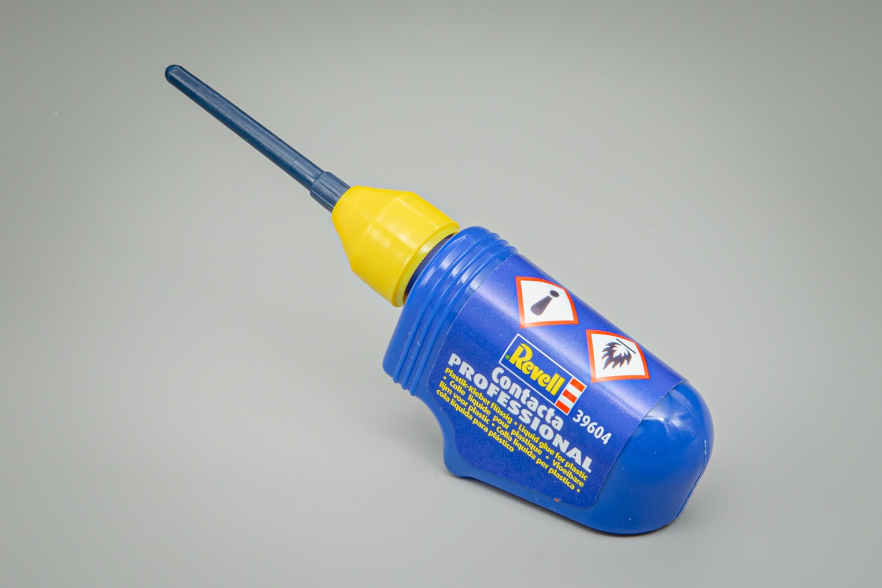 Revell RE39604 Contacta professional with Needle Injection 25g (glue / cement for plastic) 