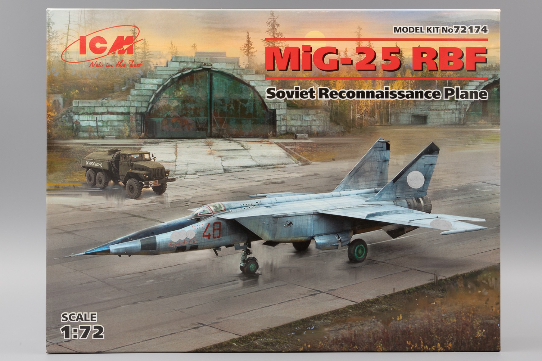 ICM72174 MiG-25RBF Soviet Reconnaissance Plane, model kit