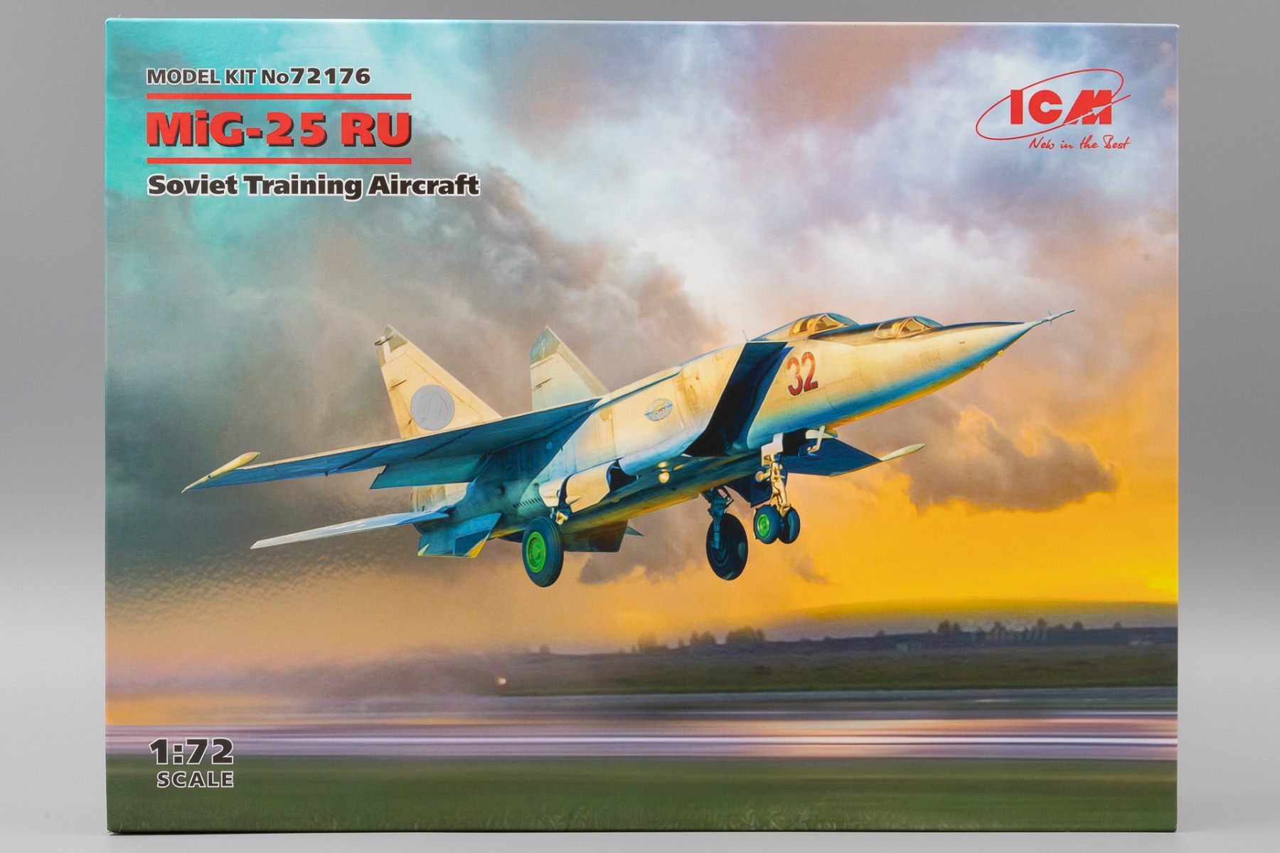 ICM72176 MiG-25RU Soviet Training Aircraft, model kit