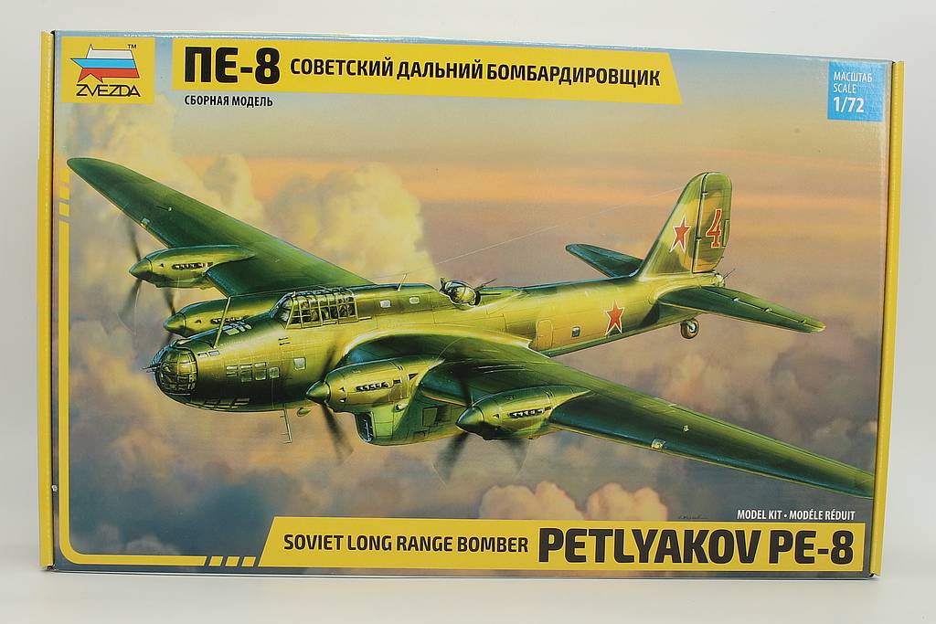 Zvezda ZV7264 Soviet long range Bomber Petlyakov Pe8, model kit