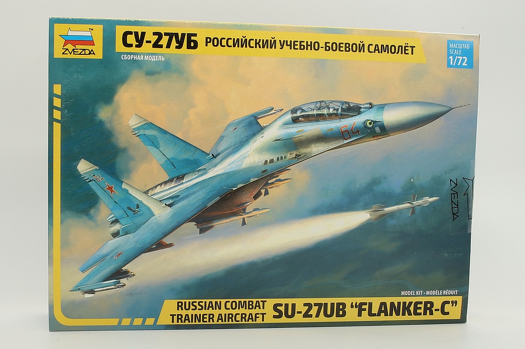Zvezda ZV7294 Su-27UB Flanker-C Russian Combat Trainer Aircraft