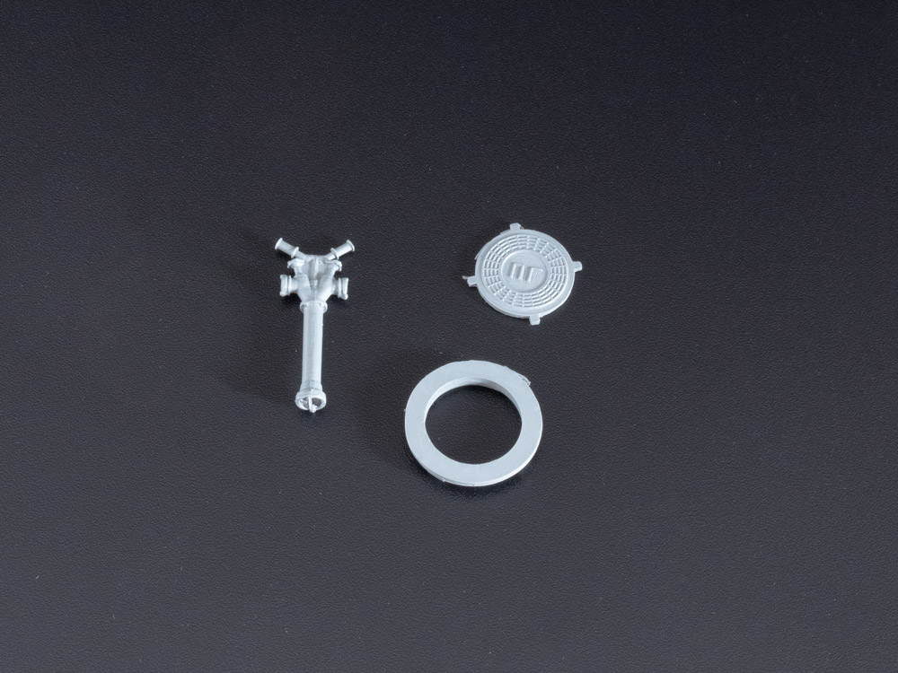 Manhole with hydrant