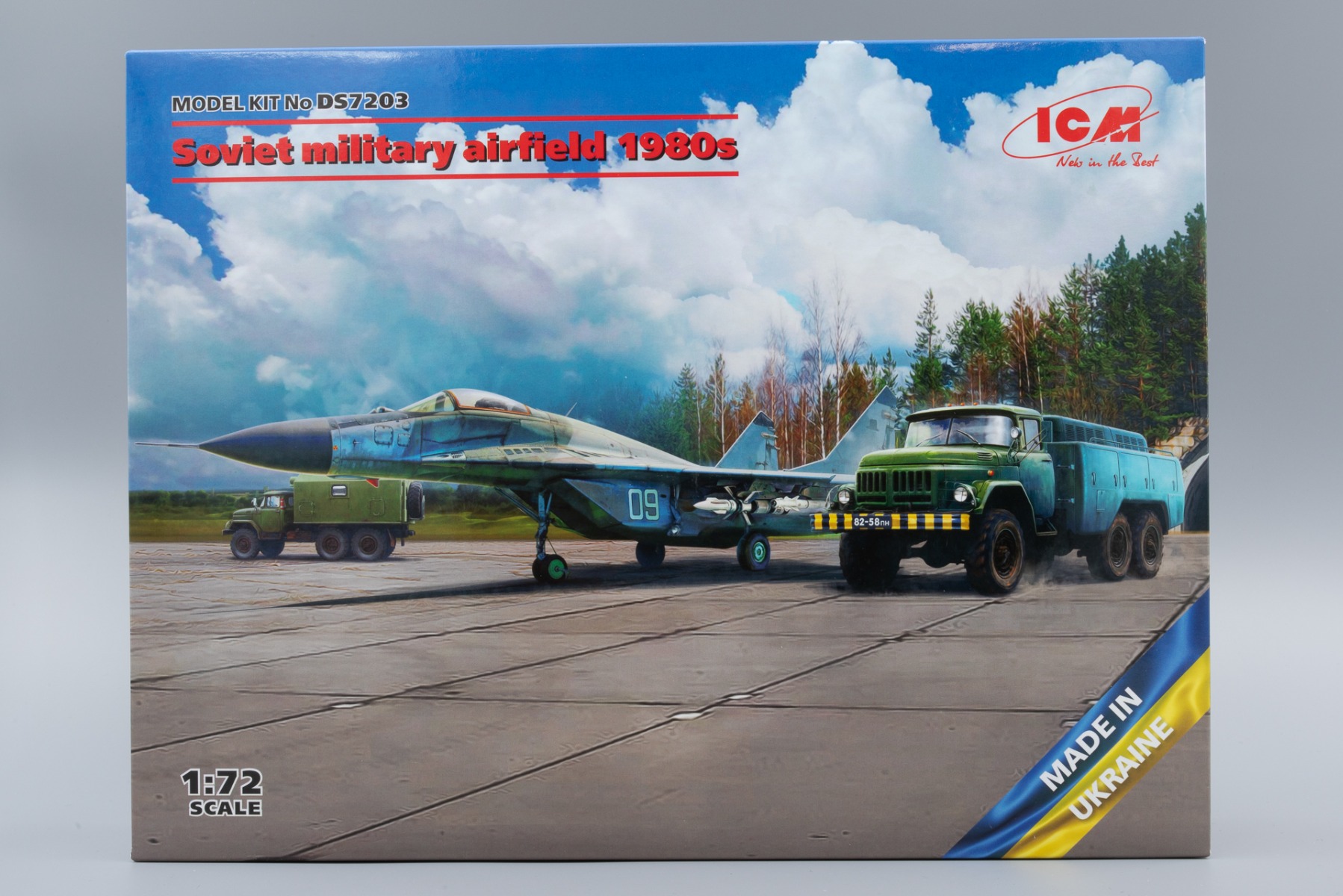 ICMDS7203 Soviet military airfield 1980's MiG-29, APA-50M, Zil-131 Command Vehicle, PAG-14, model kit